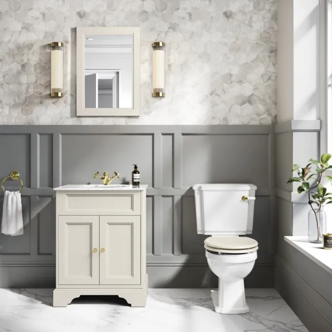 Hudson Traditional Close Coupled Toilet With Chalk White Wooden Seat - Brushed Brass Lever