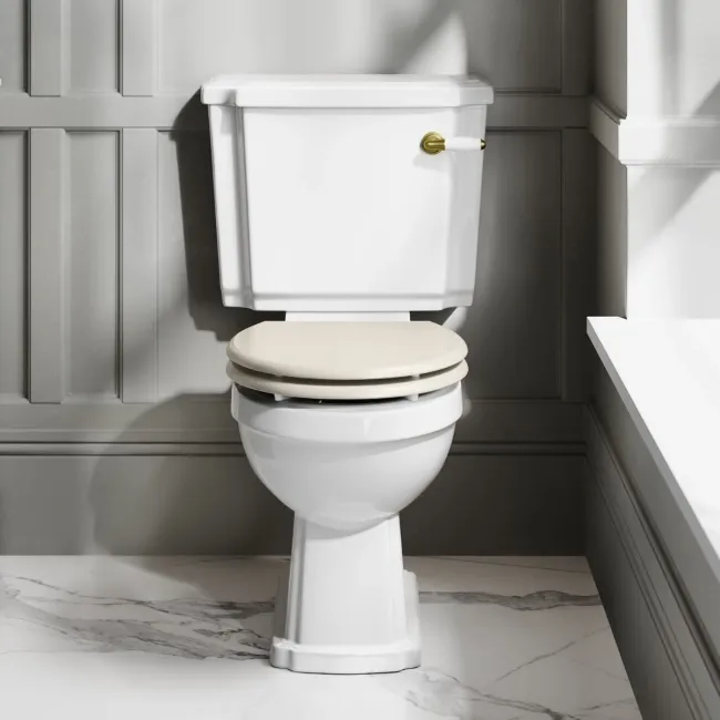 Hudson Traditional Close Coupled Toilet With Chalk White Wooden Seat - Brushed Brass Lever