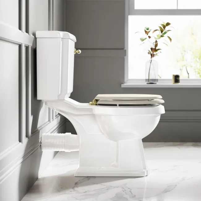 Hudson Traditional Close Coupled Toilet With Chalk White Wooden Seat - Brushed Brass Lever
