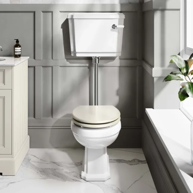 Hudson Traditional Toilet With Low-Level Cistern and Chalk White Wooden Seat