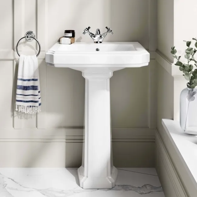 Hudson Traditional Close Coupled Toilet With Dove Grey Seat & Pedestal Basin - Single Tap Hole