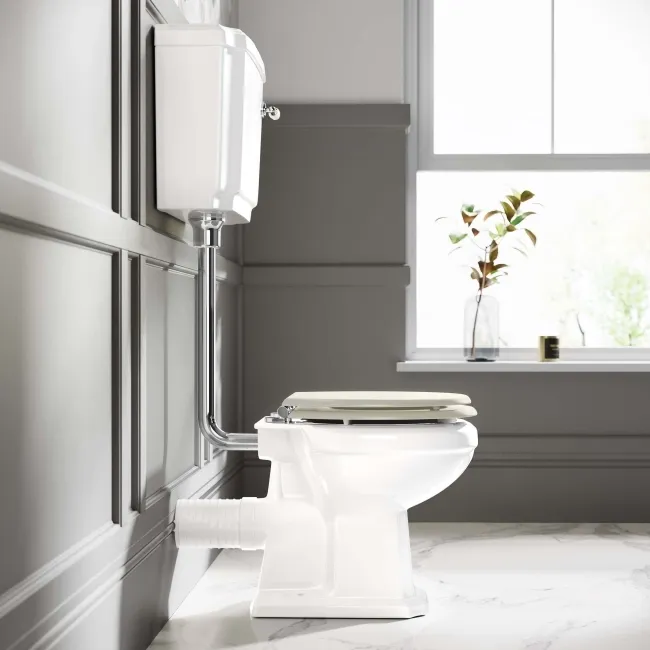 Hudson Traditional Toilet With Low-Level Cistern and Chalk White Wooden Seat
