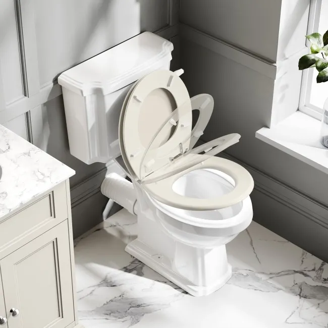 Hudson Traditional Close Coupled Toilet With Chalk White Wooden Seat