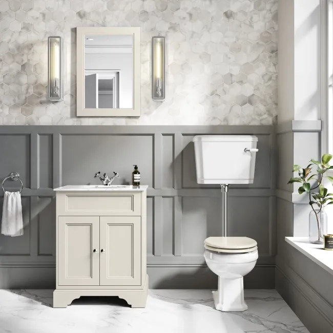 Hudson Traditional Toilet With Low-Level Cistern and Chalk White Wooden Seat