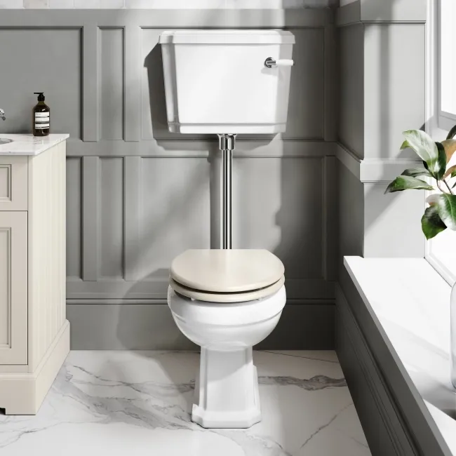 Hudson Traditional Toilet With Low-Level Cistern and Chalk White Wooden Seat