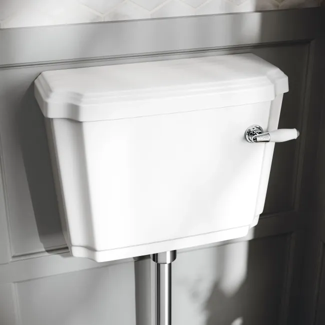 Hudson Traditional Toilet With Low-Level Cistern and Chalk White Wooden Seat
