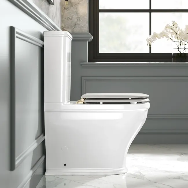 Kansas Traditional Rimless Close Coupled Toilet With Cotton White Wooden Seat - Brushed Brass Hinges