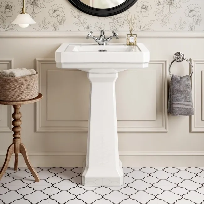 Enid Traditional Close Coupled Toilet With Gloss White Wooden Seat & Pedestal Basin - Single Tap Hole