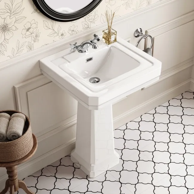 Enid Traditional Close Coupled Toilet With Gloss White Wooden Seat & Pedestal Basin - Single Tap Hole