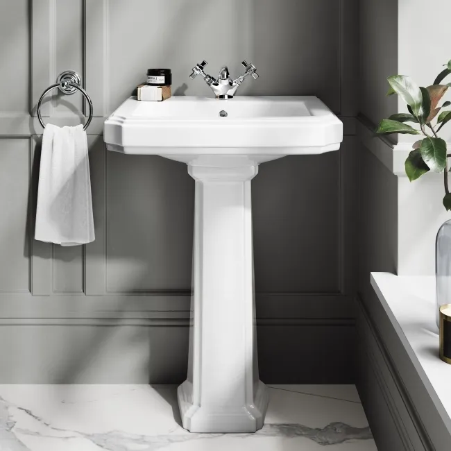 Hudson Traditional Low-Level Toilet With Chalk White Seat & Pedestal Basin - Single Tap Hole