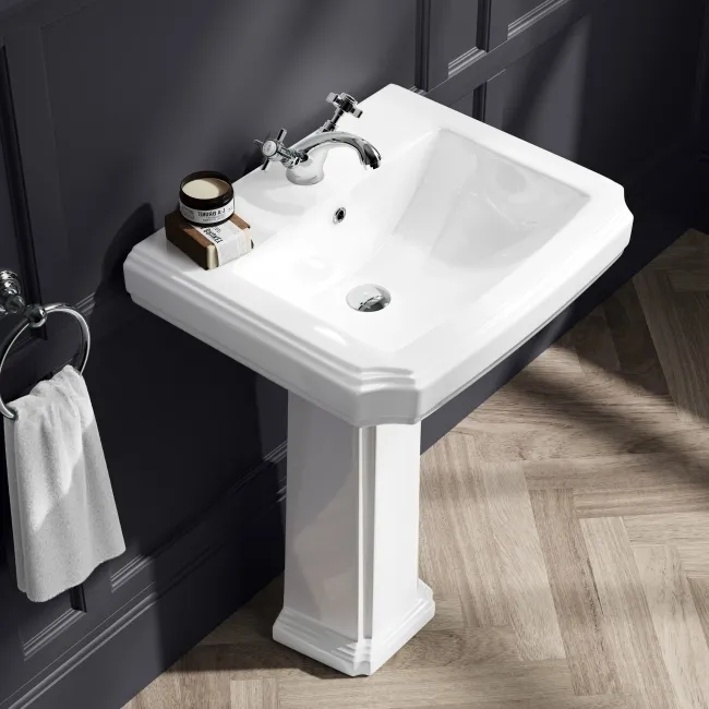 Hudson Traditional Close Coupled Toilet With Cotton White Seat & Pedestal Basin - Single Tap Hole